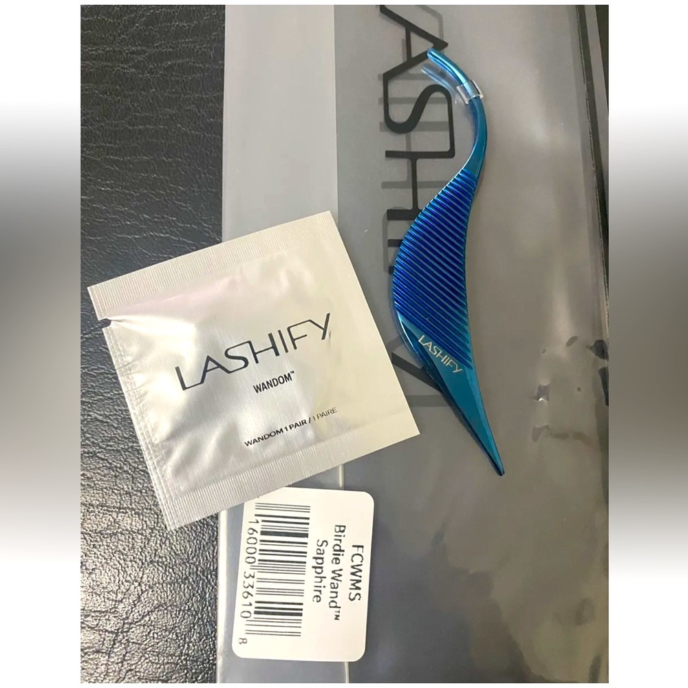 LASHIFY - THE BIRDIE WAND™ SAPPHIRE - 3.7" L x 0.6" W
Japanese stainless steel